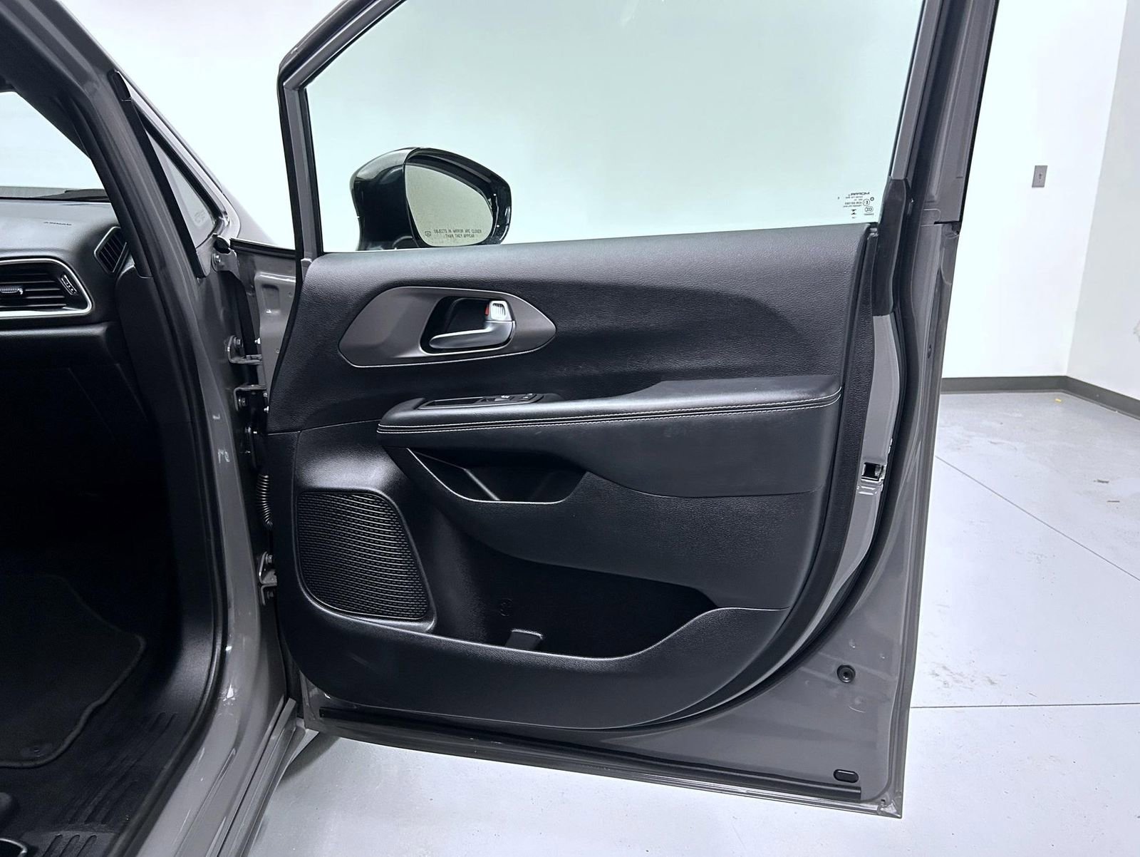 Used 2025 Chrysler Pacifica Select image 16