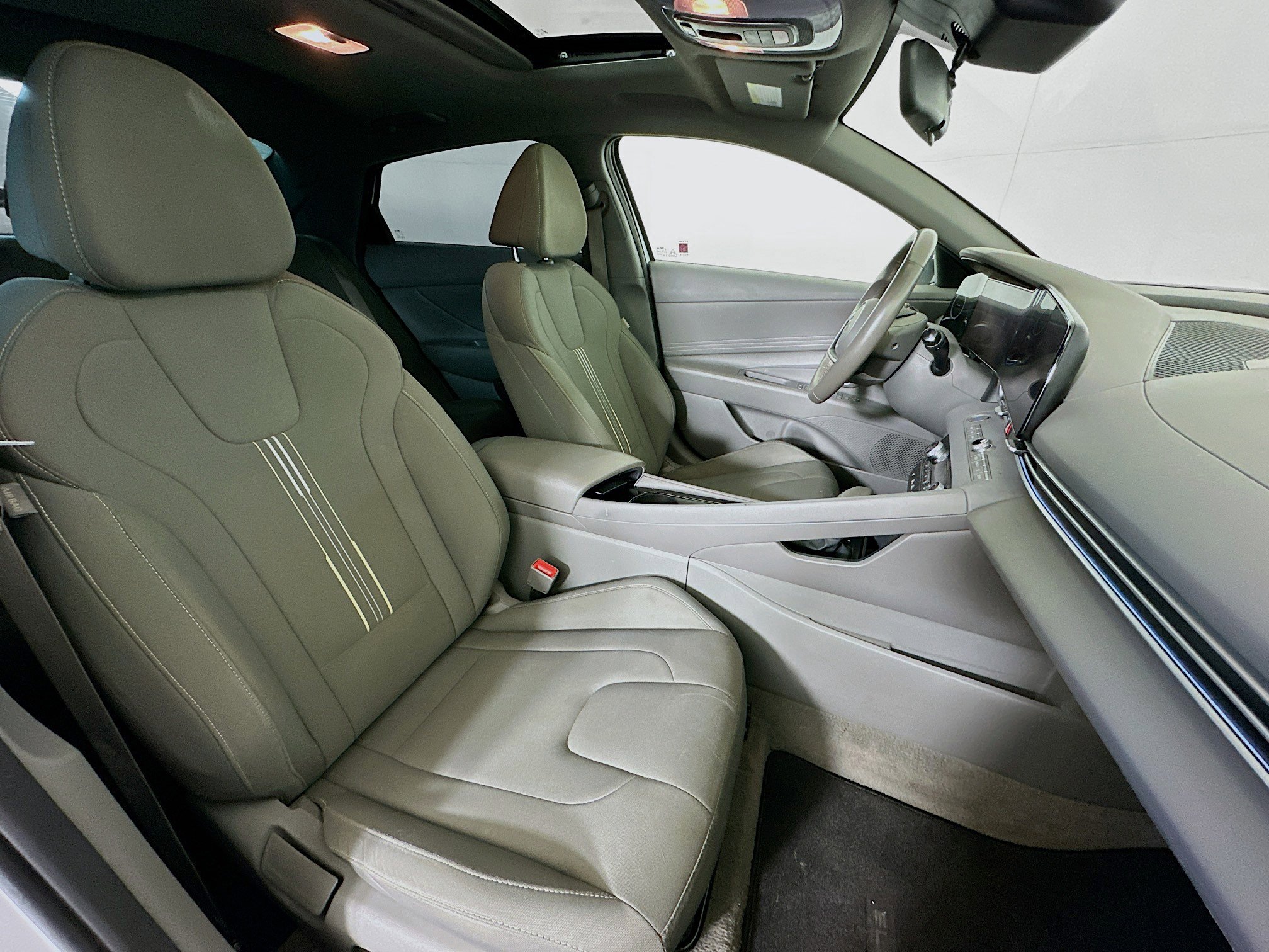 Used 2025 Hyundai Elantra SEL image 31