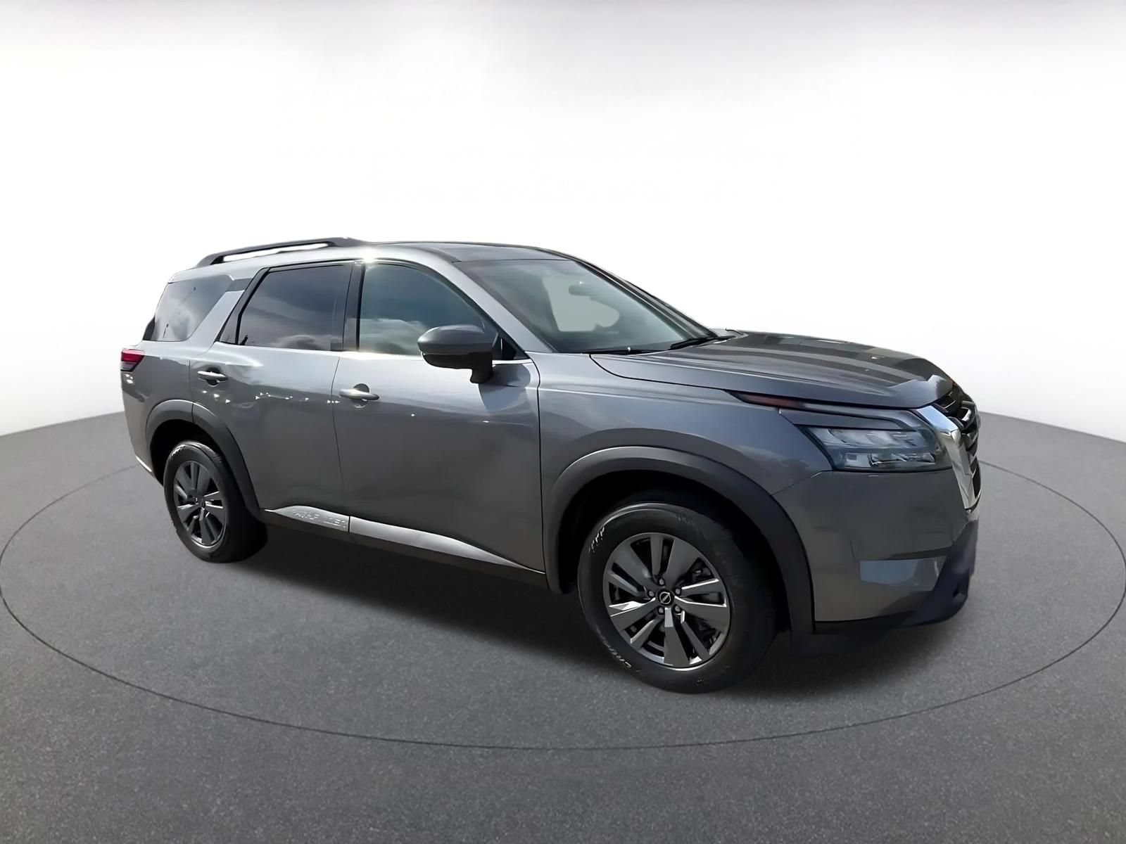 Used 2025 Nissan Pathfinder SV FWD image 2