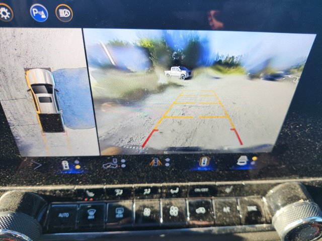 Used 2024 Chevrolet Colorado ZR2 w/ Technology Package AWD/4WD image 19