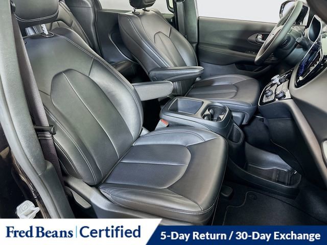 Used 2025 Chrysler Pacifica Select image 14