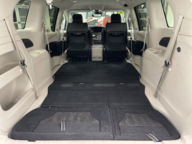 Used 2023 Chrysler Pacifica Touring-L image 12