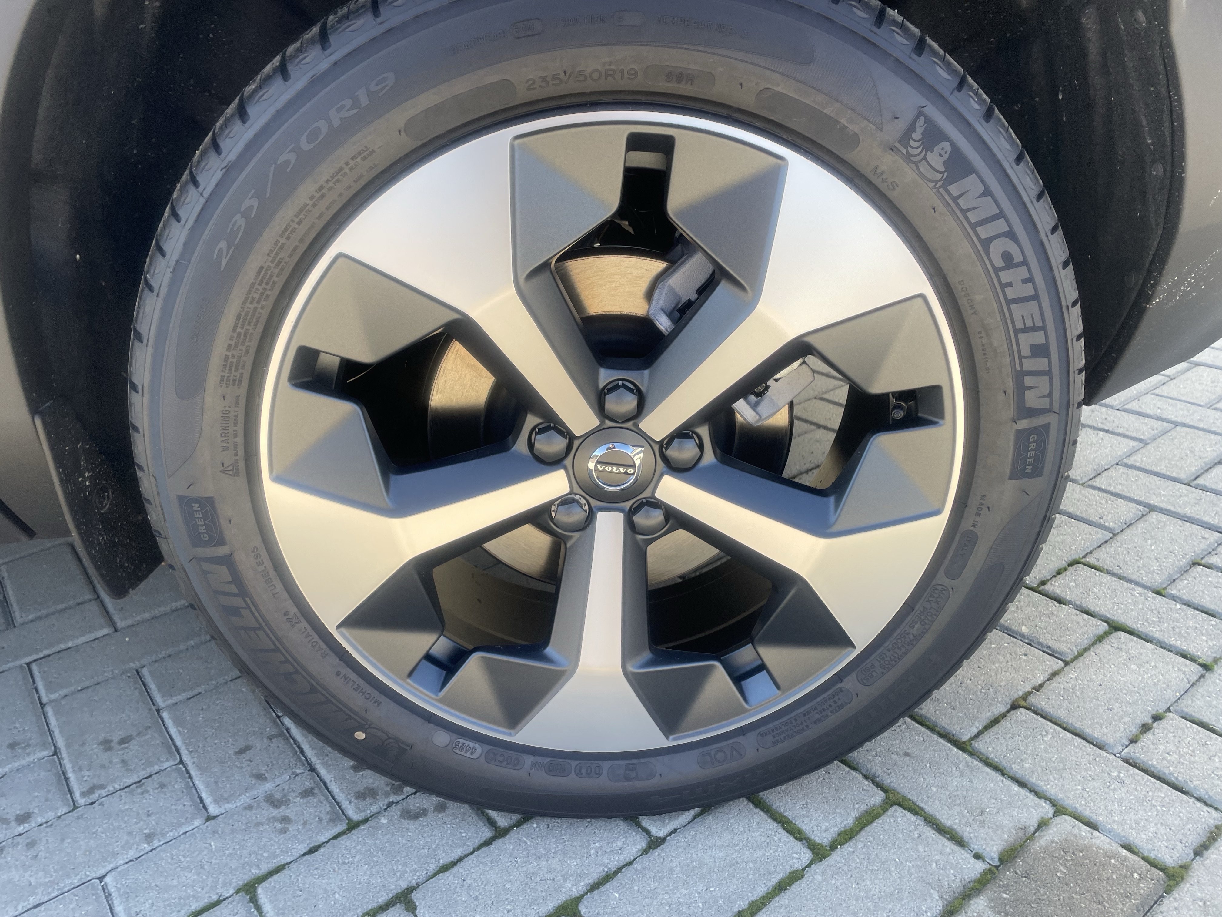 New 2026 Volvo XC40 B5 Plus w/ Protection Package Premier AWD/4WD image 8