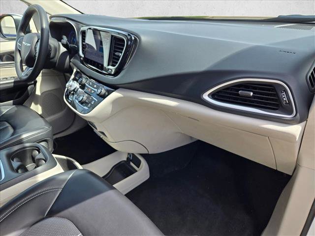Used 2023 Chrysler Pacifica Touring-L image 20