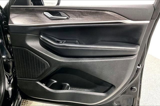 Used 2023 Jeep Grand Cherokee Limited w/ Luxury Tech Group II image 30