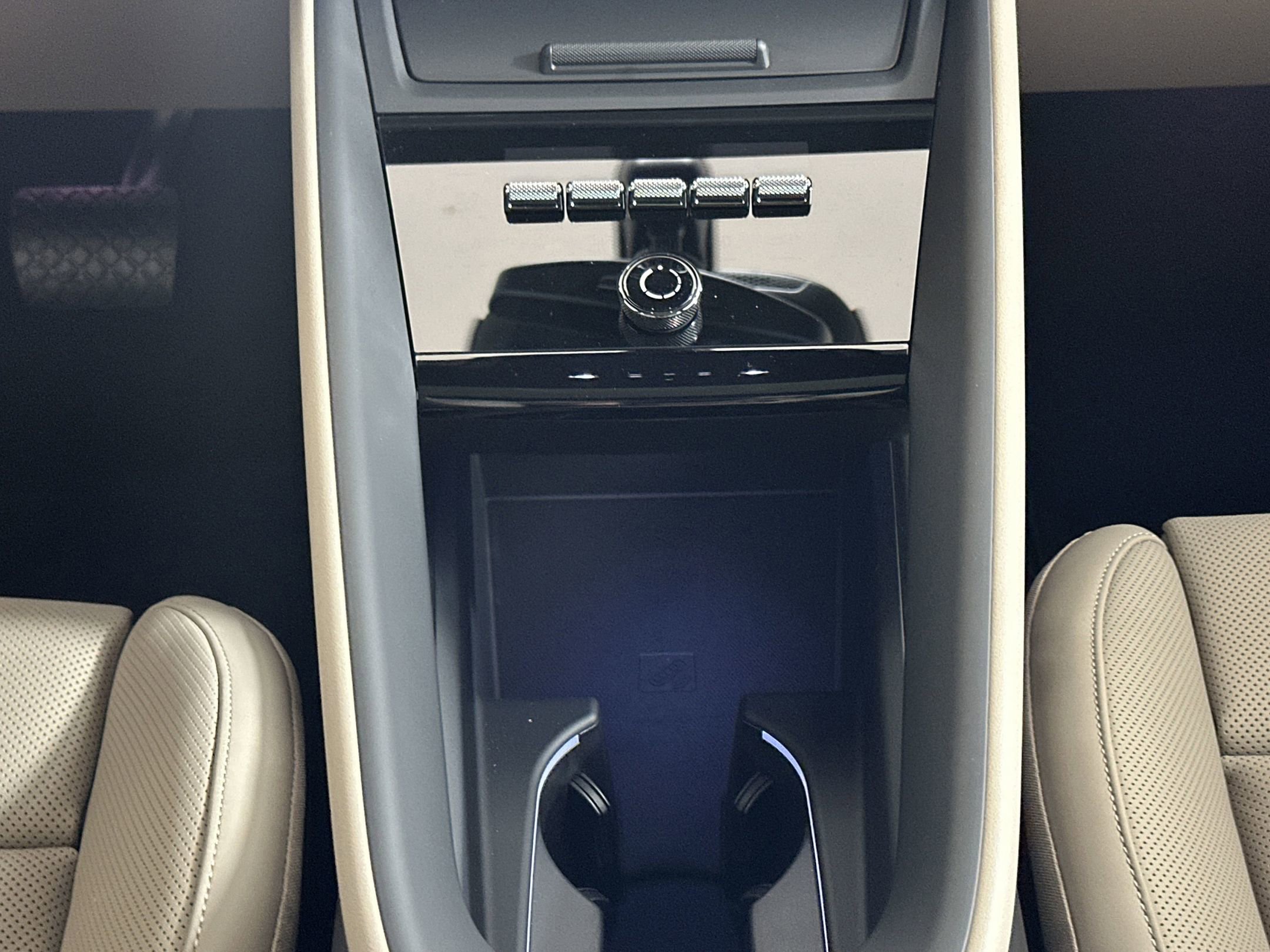 Certified 2025 Porsche Macan 4 Electric image 28