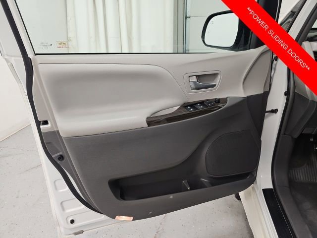 Used 2019 Toyota Sienna XLE w/ XLE Navigation Package image 12