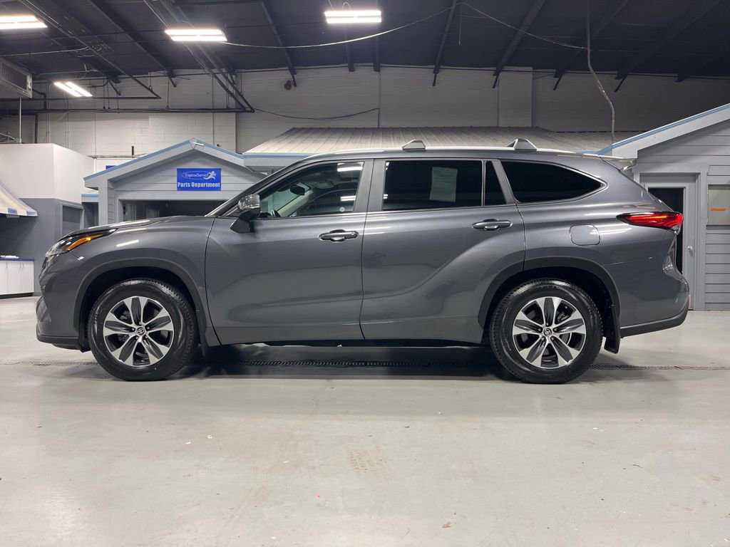 Used 2023 Toyota Highlander XLE AWD/4WD image 6