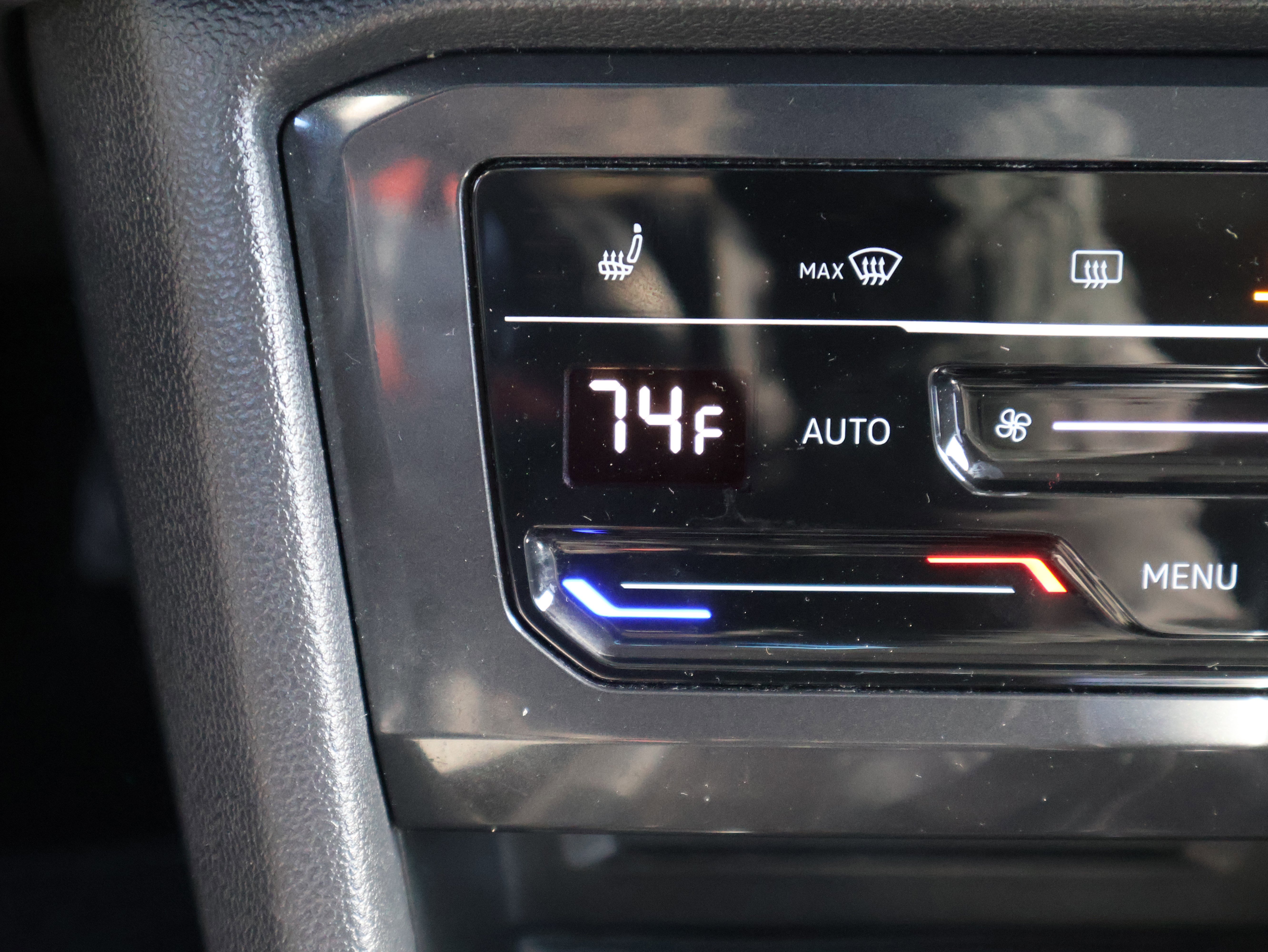 Used 2022 Volkswagen Tiguan SE w/ Panoramic Sunroof Package image 28