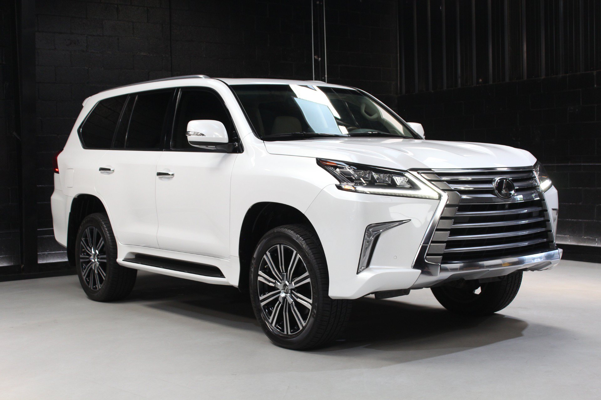 Used 2021 Lexus LX 570 4WD w/ Luxury Package image 9