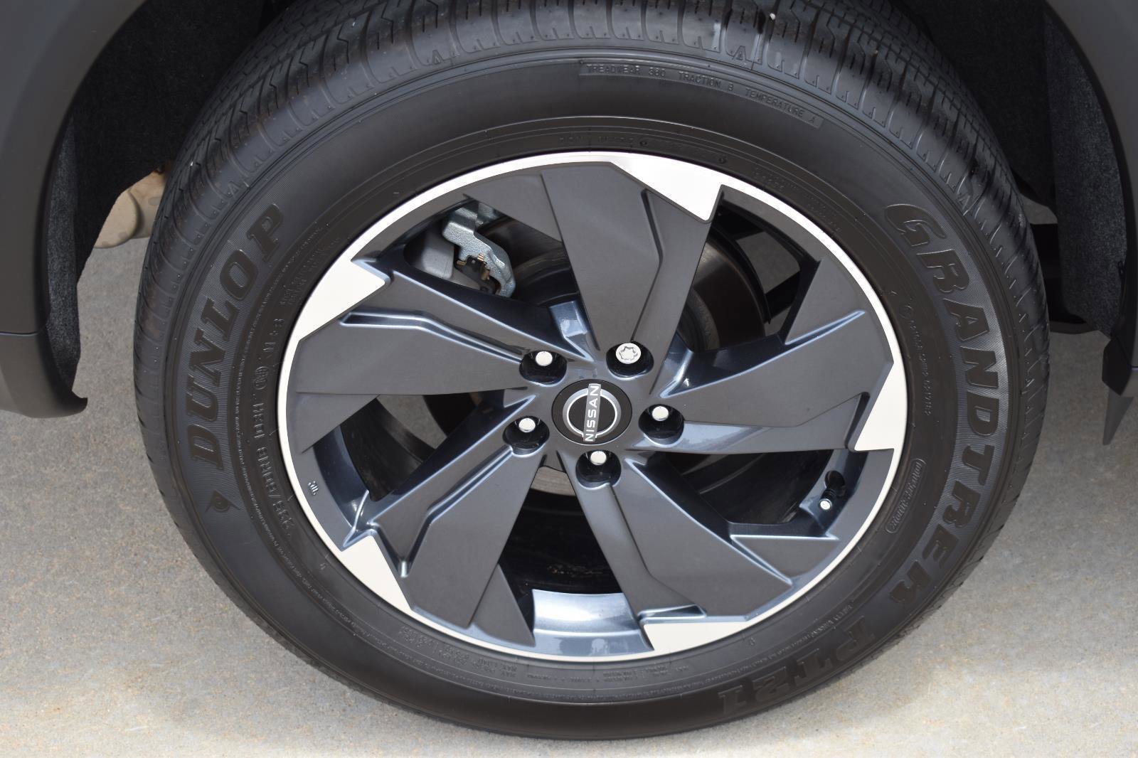 Used 2025 Nissan Rogue SV FWD image 12
