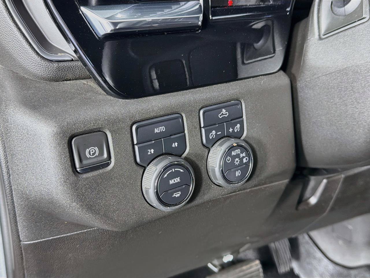 Used 2024 Chevrolet Silverado 1500 RST w/ Redline Edition AWD/4WD image 38