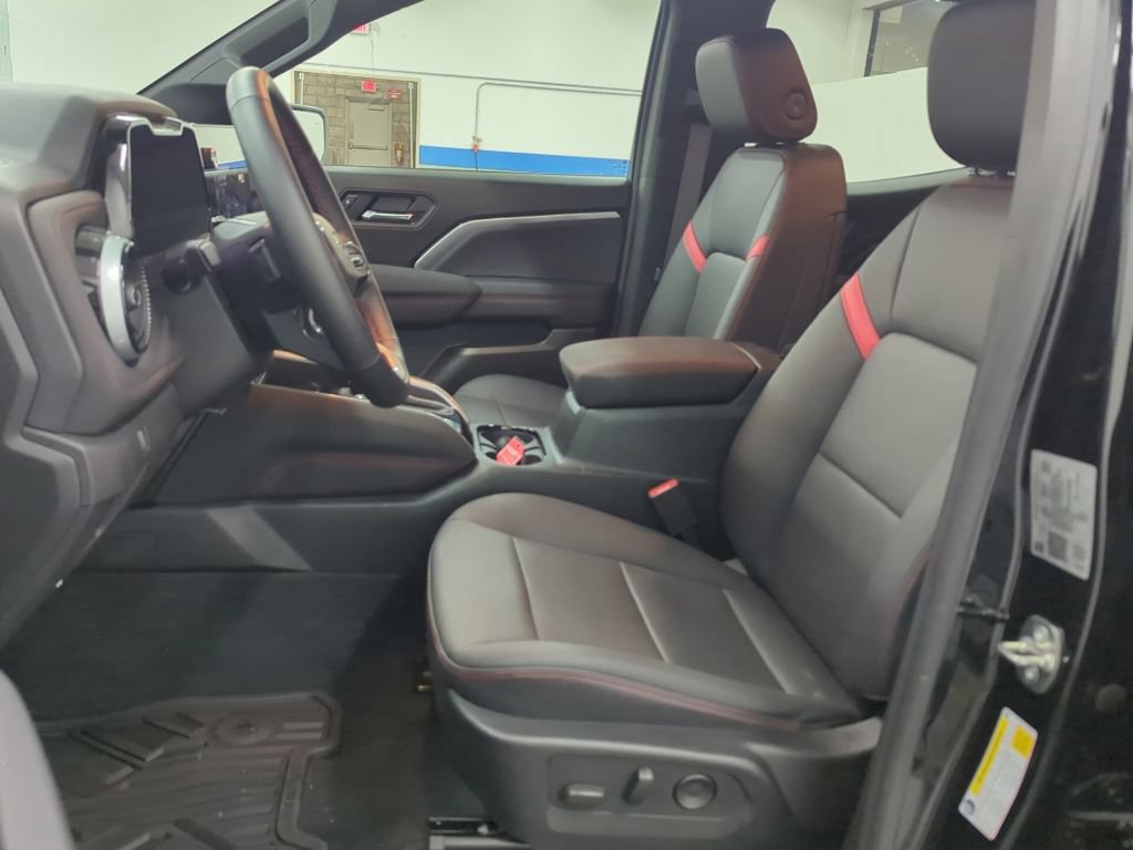 Used 2025 Chevrolet Colorado Z71 w/ Midnight Edition AWD/4WD image 9