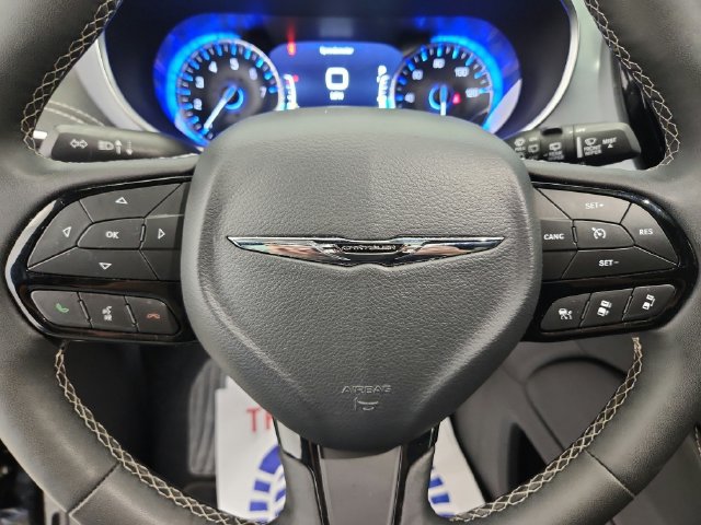 Used 2025 Chrysler Pacifica Limited FWD image 16