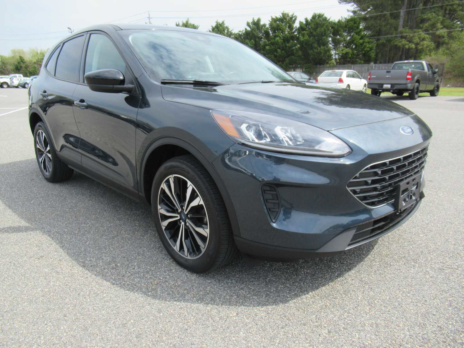 Used 2022 Ford Escape SE w/ SE Sport Appearance Package image 3