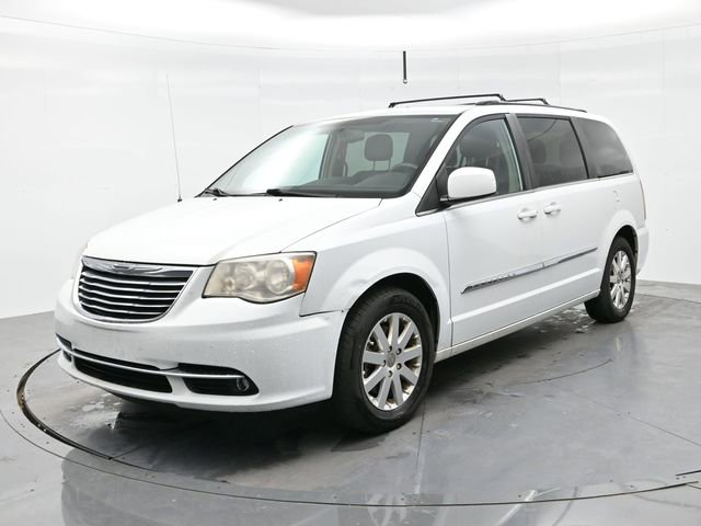 Used 2015 Chrysler Town & Country Touring image 3