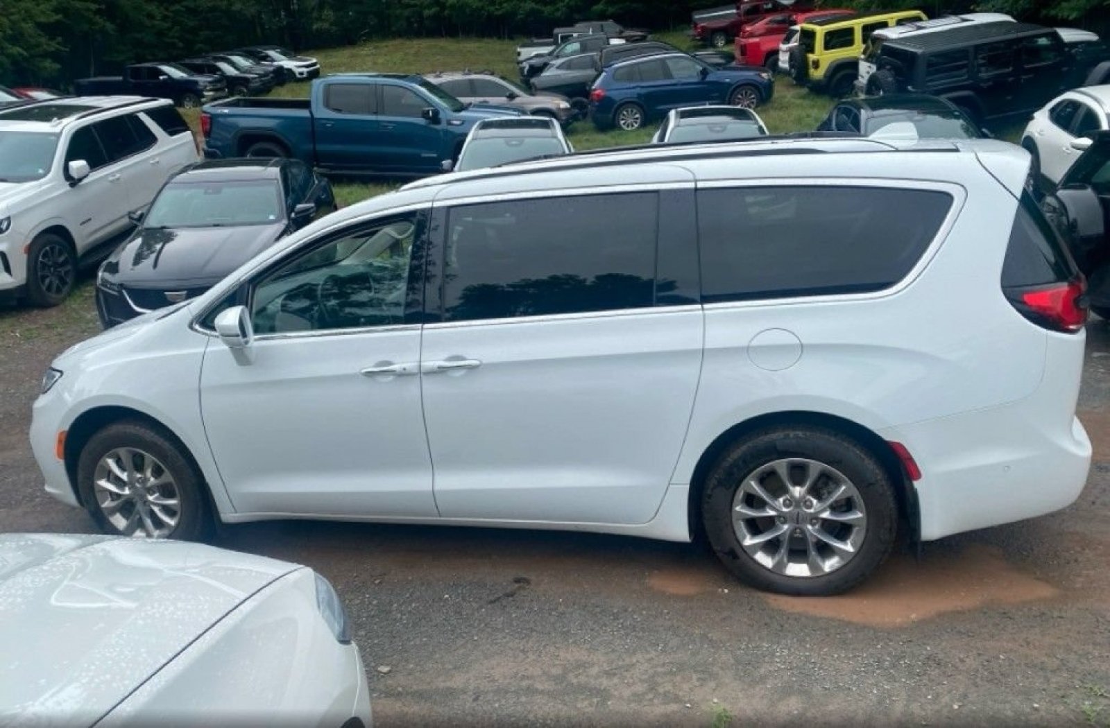 Used 2021 Chrysler Pacifica Touring-L w/ Premium & Safety Sphere Group AWD/4WD image 11