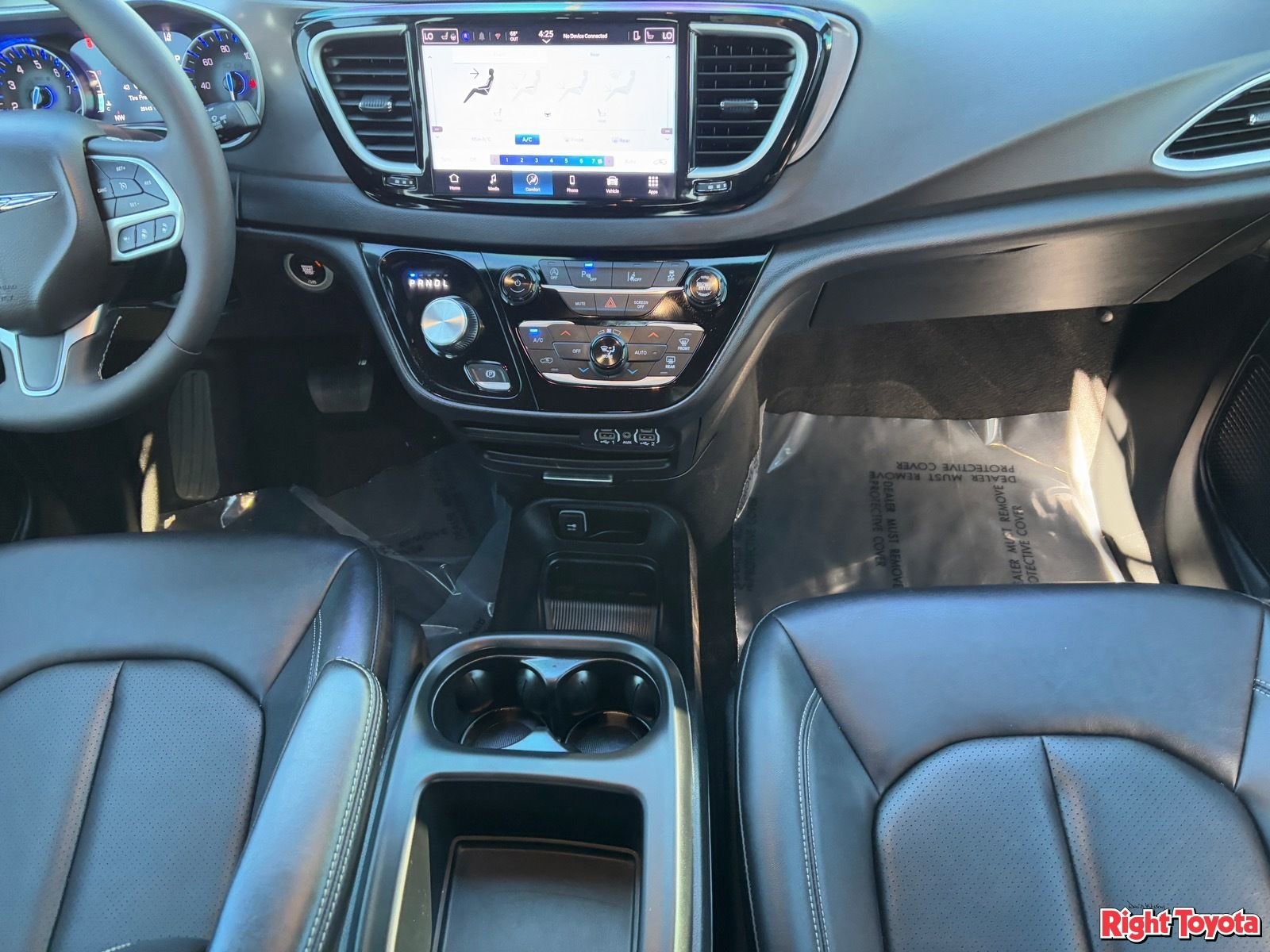 Used 2025 Chrysler Voyager LX image 15