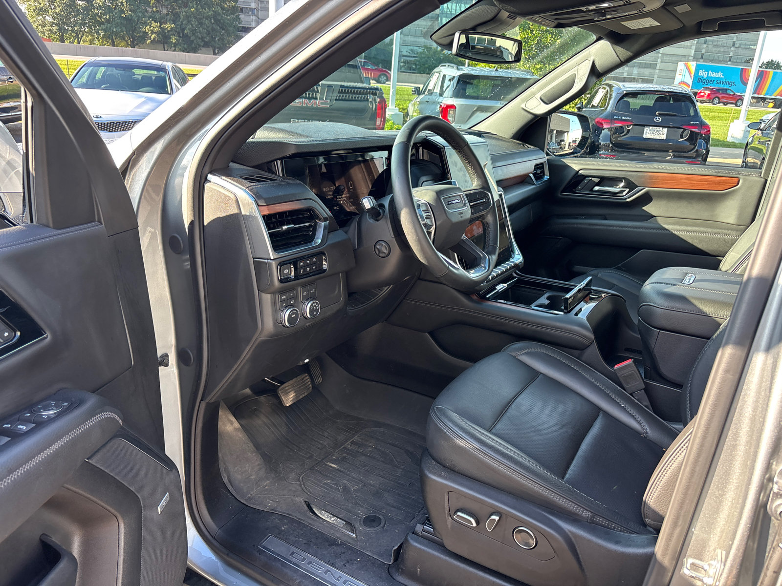 Used 2025 GMC Yukon Denali w/ Sun & Power Step Package AWD/4WD image 23