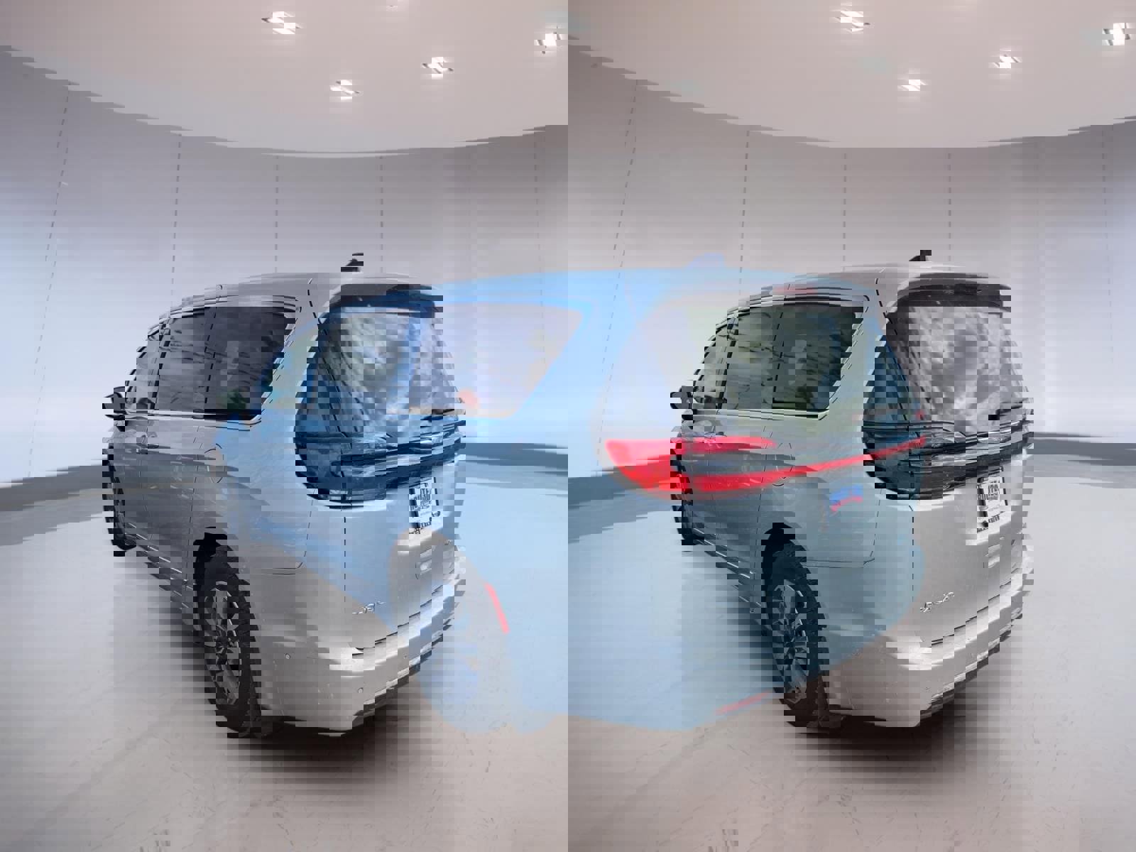 Used 2023 Chrysler Pacifica Limited w/ Uconnect Theater Family Group image 3