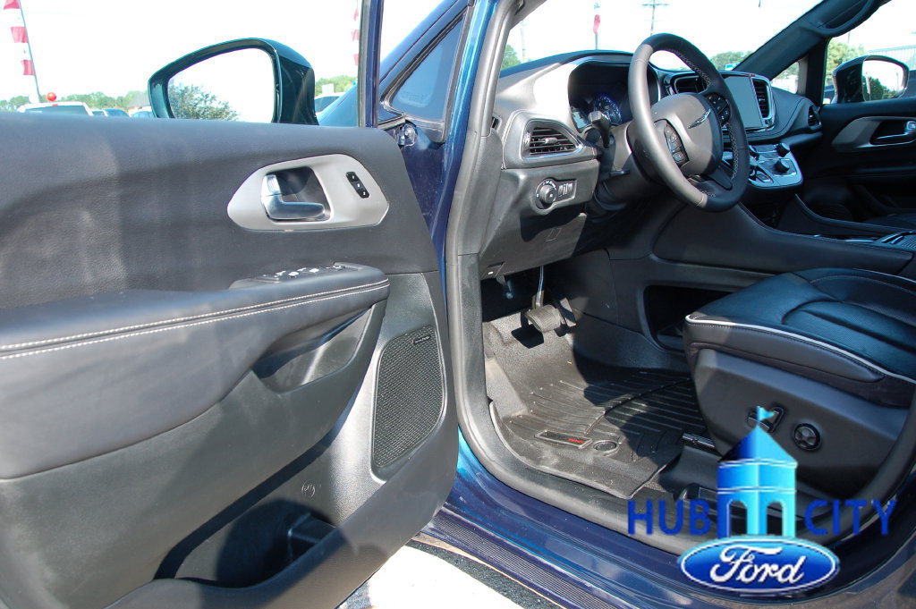 Used 2023 Chrysler Pacifica Limited w/ Uconnect Theater Family Group AWD/4WD image 11