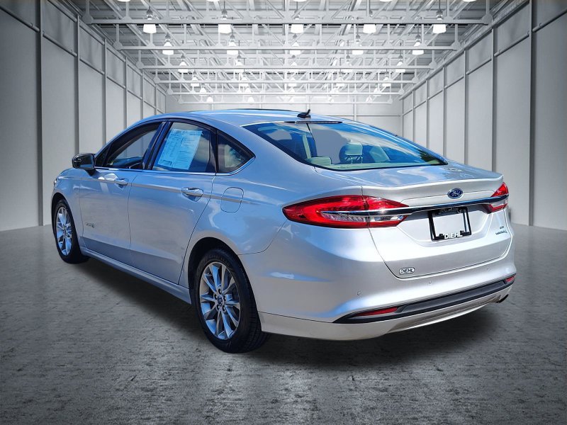 Used 2017 Ford Fusion SE FWD image 9