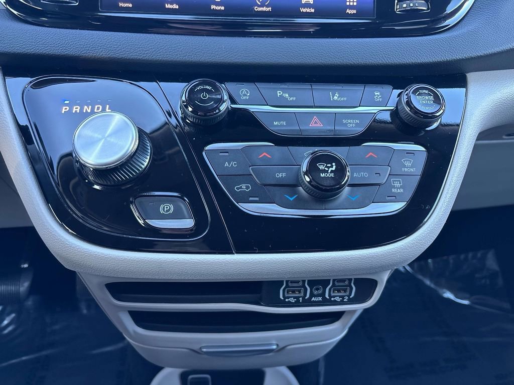 Used 2024 Chrysler Pacifica Touring-L image 25