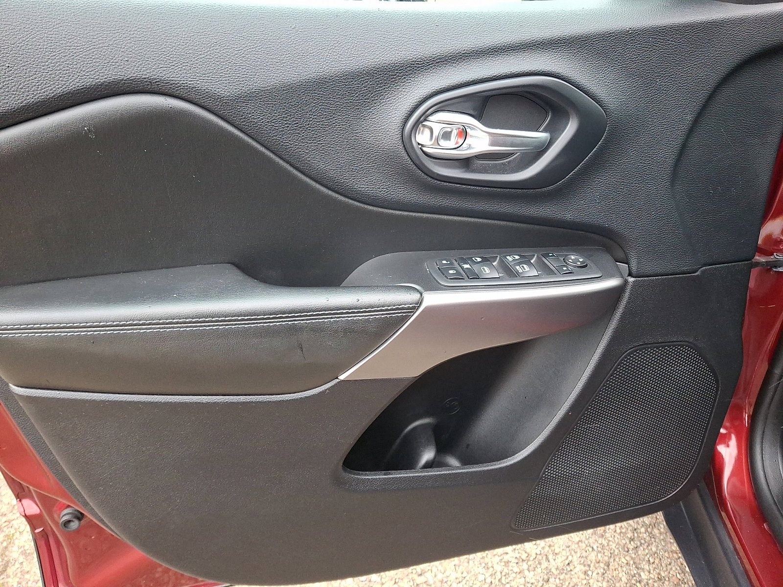 Used 2019 Jeep Cherokee Latitude Plus image 12