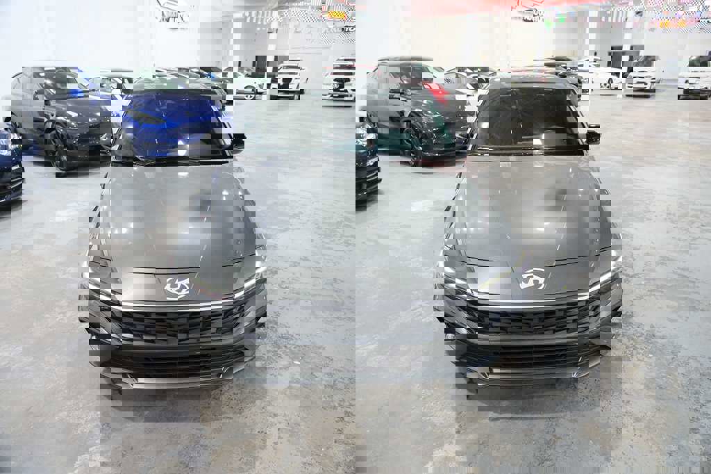Used 2025 Hyundai Elantra Sport image 3