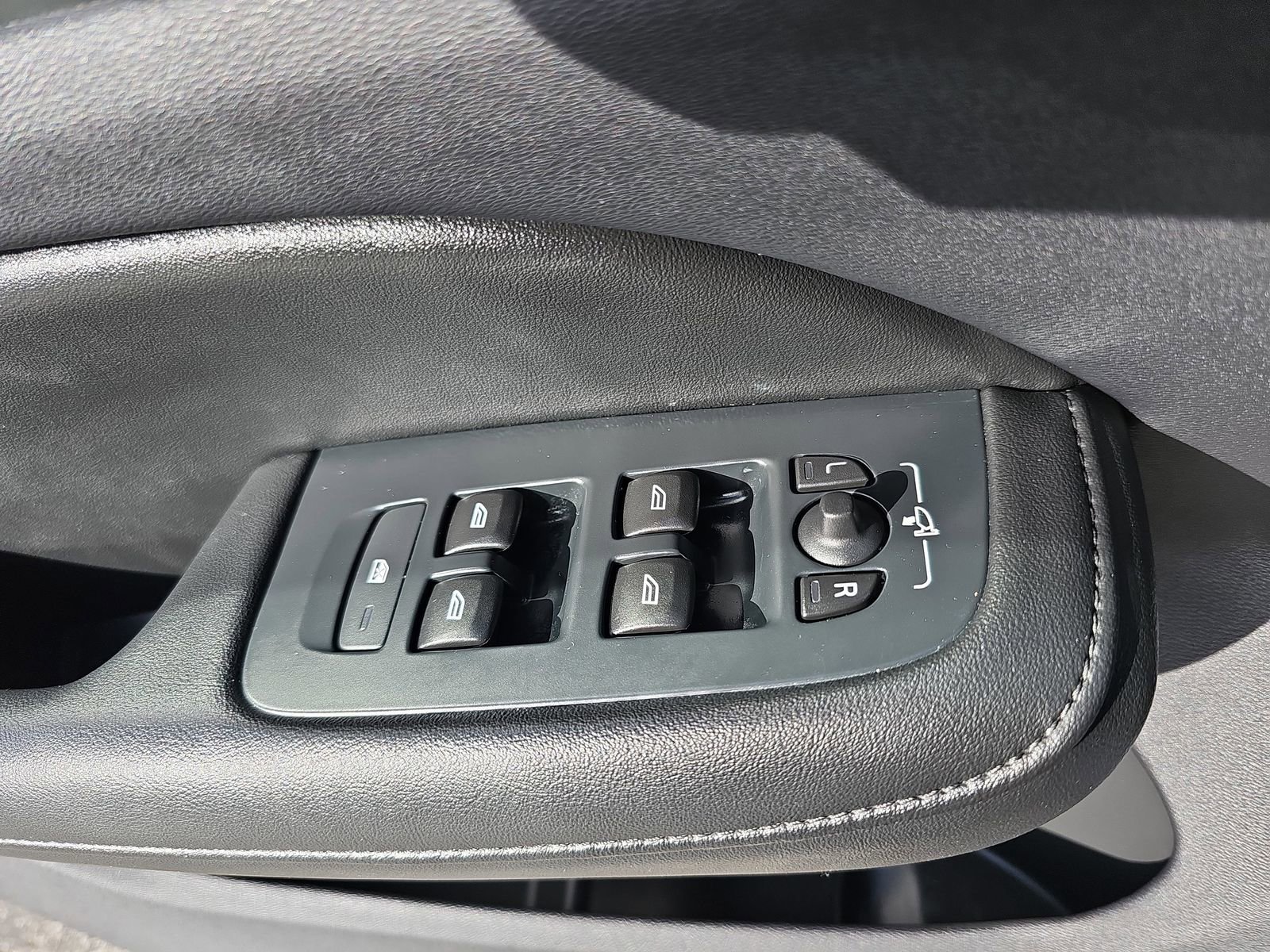 Used 2024 Volvo S60 B5 Core image 27