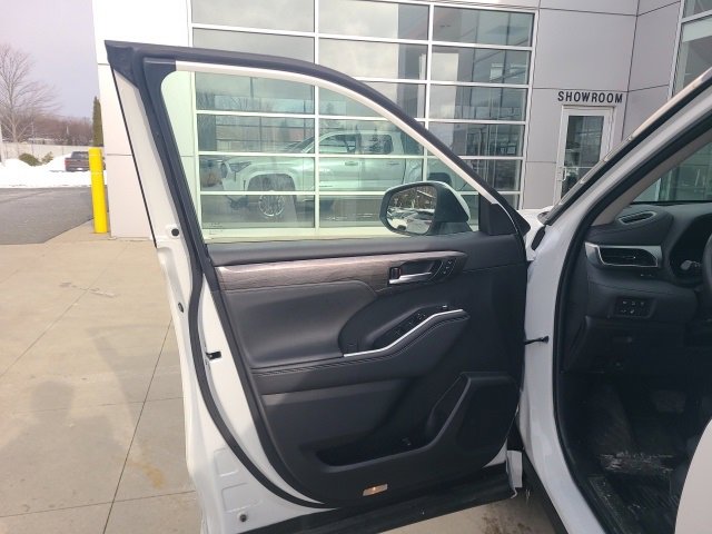 Used 2023 Toyota Highlander Platinum image 17
