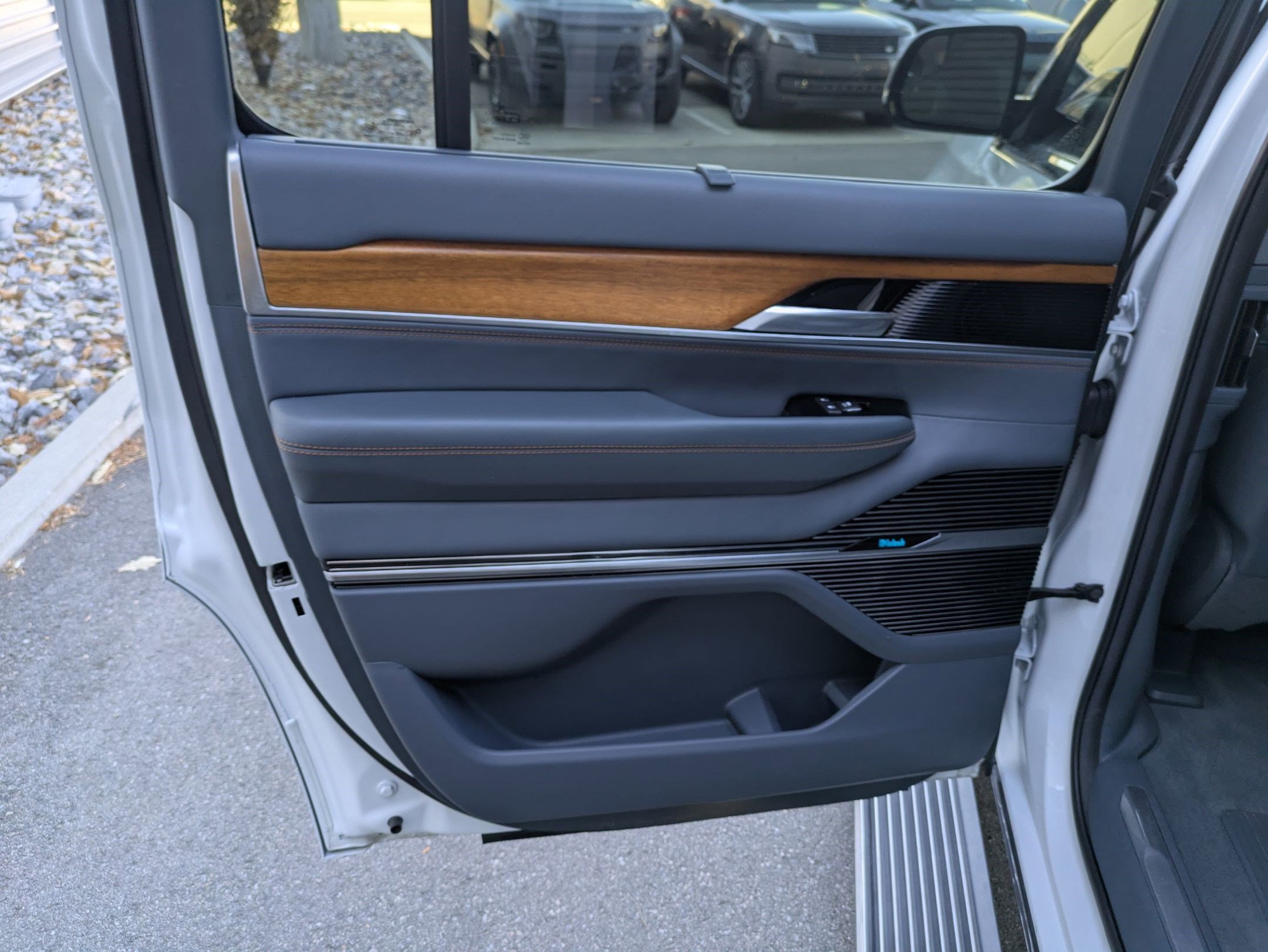 Used 2022 Jeep Grand Wagoneer Series II w/ Convenience Group III image 32