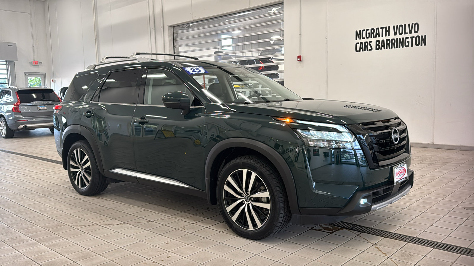 Used 2025 Nissan Pathfinder Platinum AWD/4WD image 3