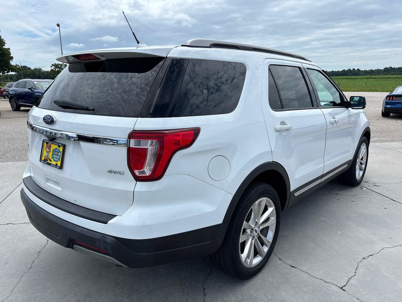 Used 2019 Ford Explorer XLT w/ Equipment Group 202A AWD/4WD image 4