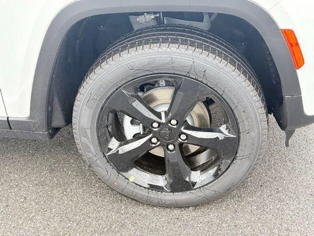 New 2026 Jeep Grand Cherokee Limited w/ Limited Altitude Package AWD/4WD image 11