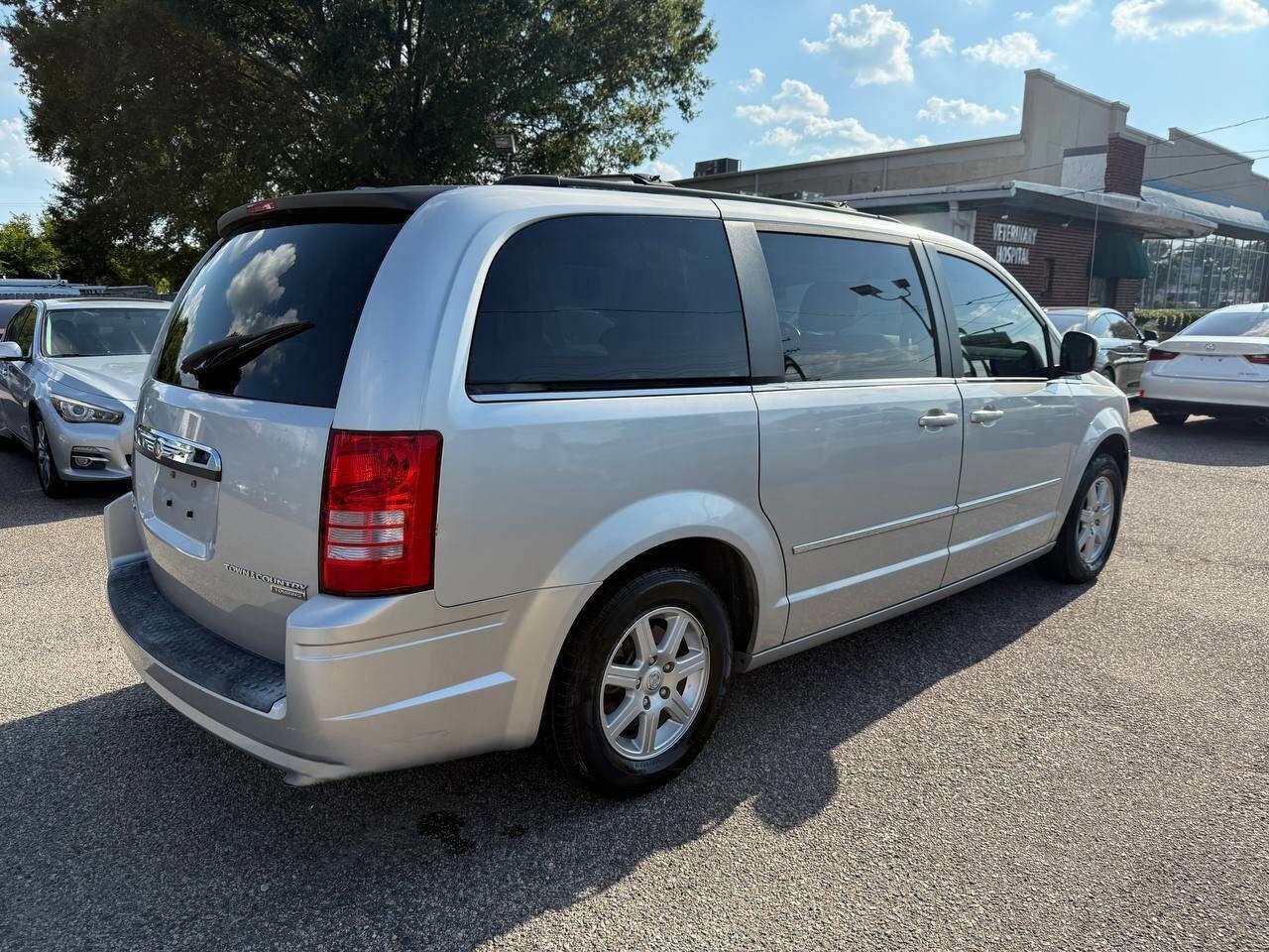 Used 2010 Chrysler Town & Country Touring image 6