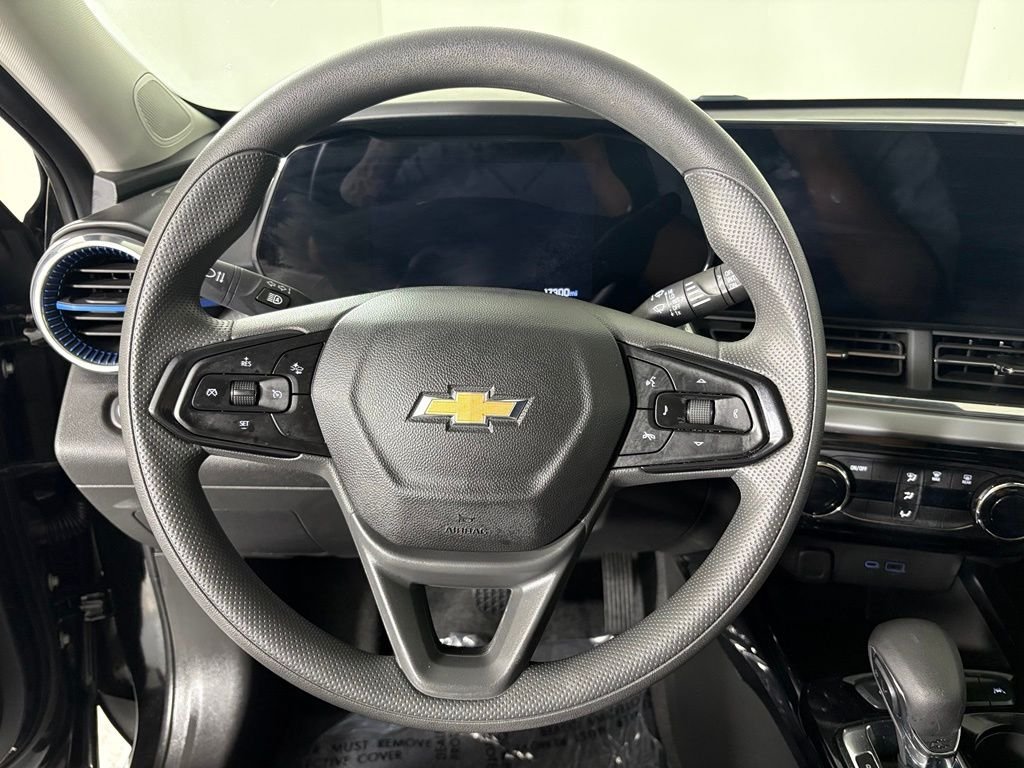 Used 2025 Chevrolet Trax LT FWD image 23