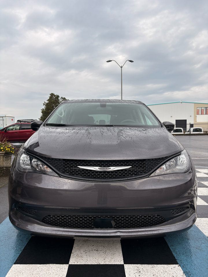 Used 2022 Chrysler Voyager LX image 7