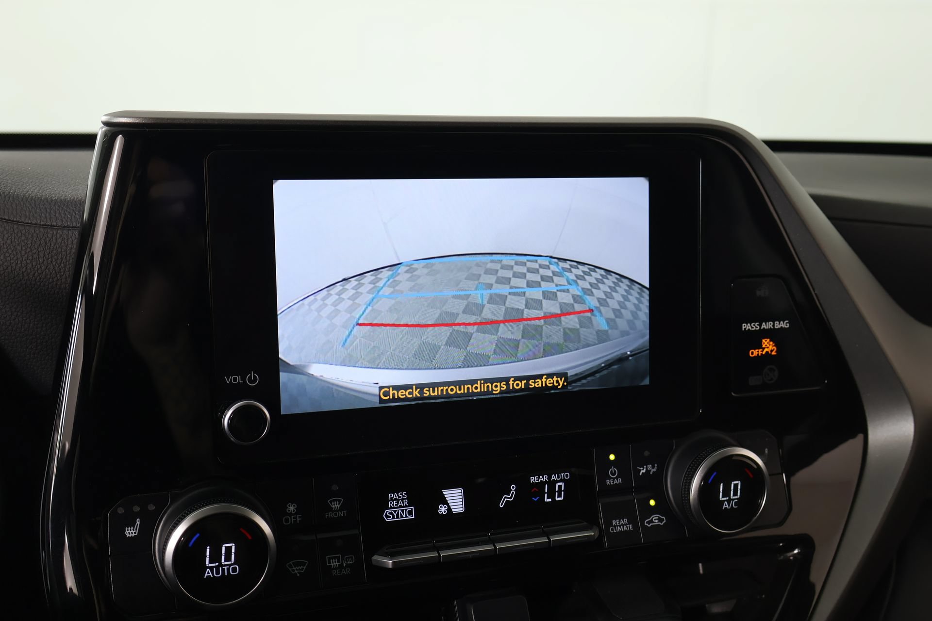 Used 2024 Toyota Highlander XLE FWD image 6