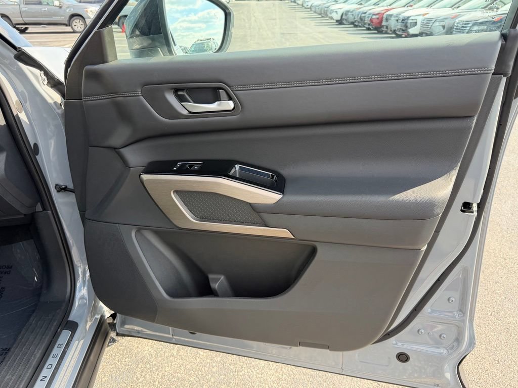 Used 2024 Nissan Pathfinder Platinum w/ Cargo Package AWD/4WD image 28