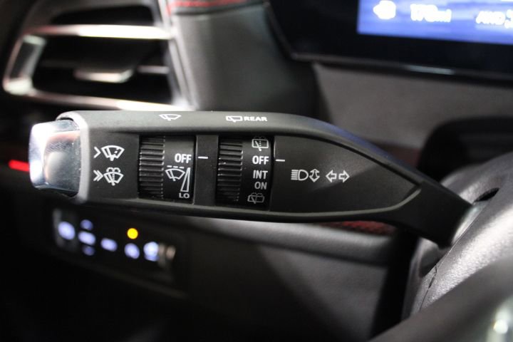 Used 2024 Chevrolet Traverse RS image 37