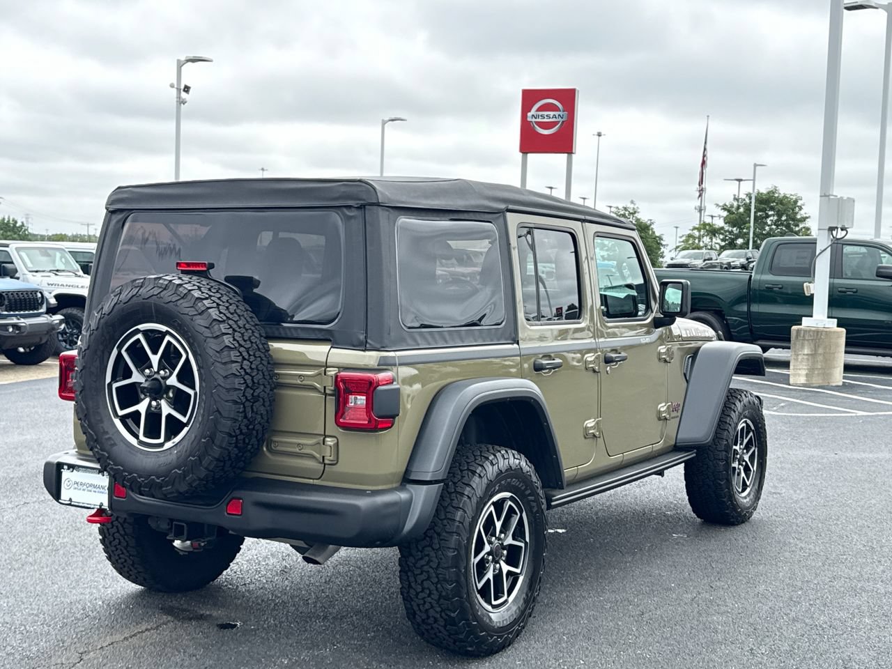 Used 2025 Jeep Wrangler Unlimited Rubicon w/ Technology Group AWD/4WD image 3