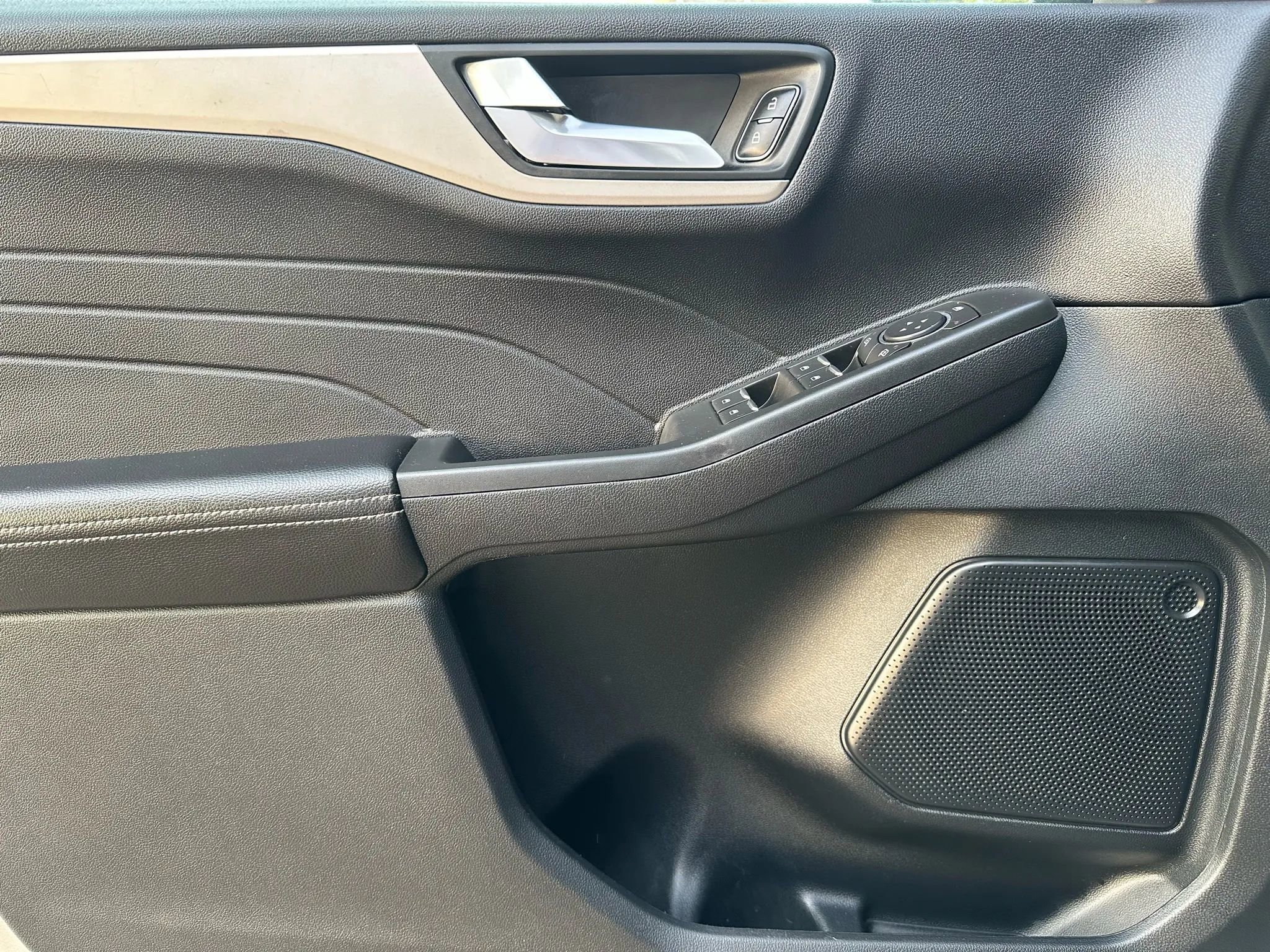 Used 2021 Ford Escape SE w/ Cold Weather Package image 9