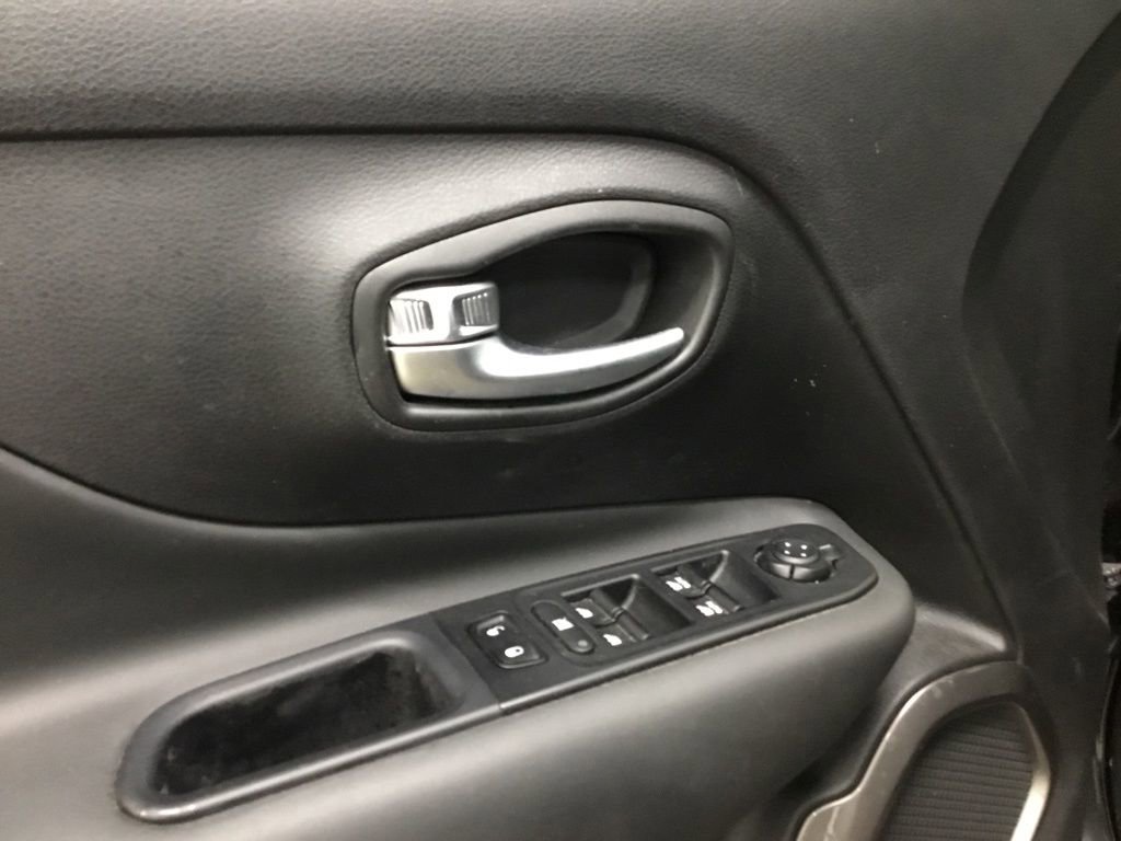Used 2022 Jeep Renegade Latitude w/ Convenience Group AWD/4WD image 7