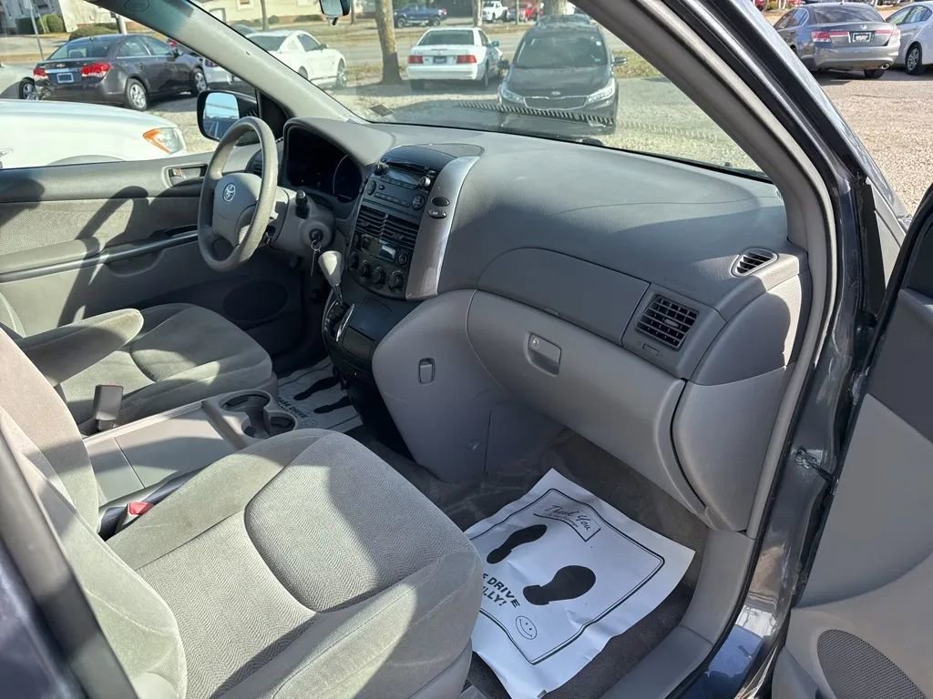 Used 2010 Toyota Sienna LE image 17