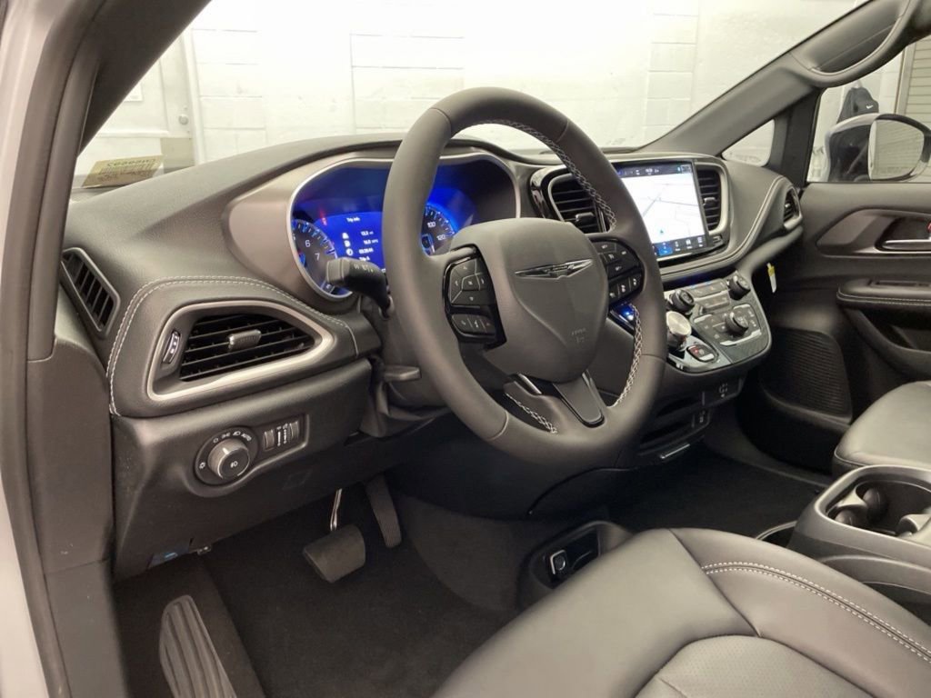 New 2026 Chrysler Pacifica Select FWD image 14