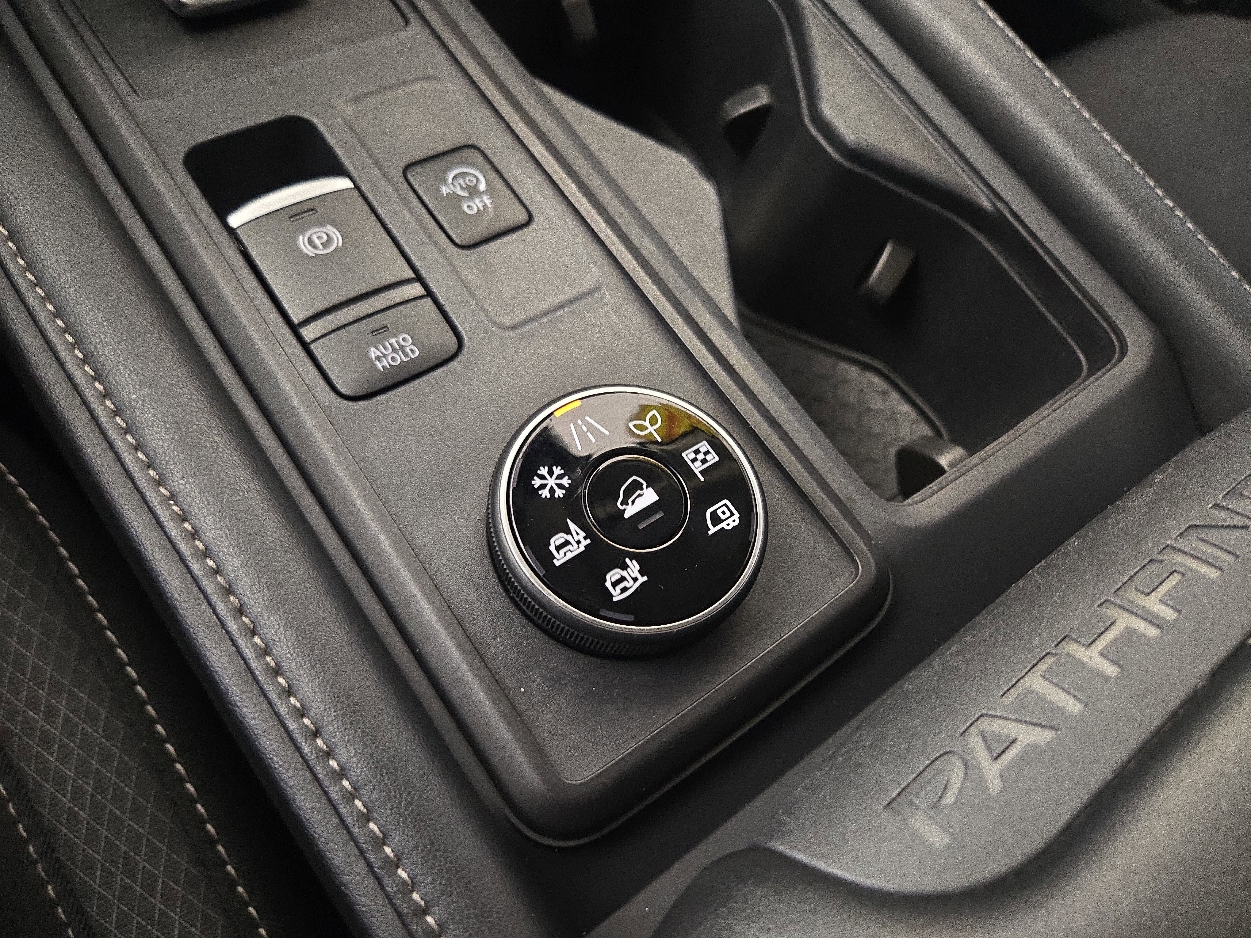 Used 2024 Nissan Pathfinder S image 26