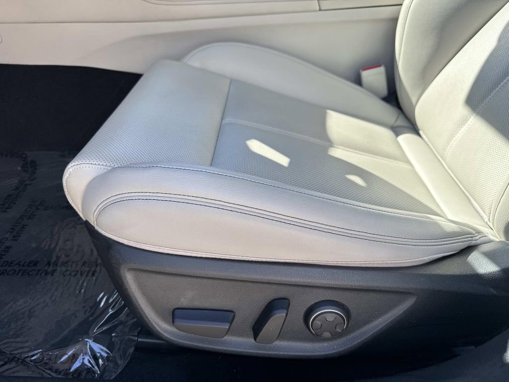 Used 2023 Genesis G70 2.0T image 18