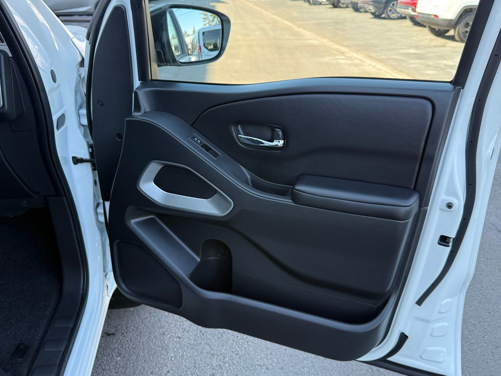 Used 2025 Nissan Frontier SV image 12
