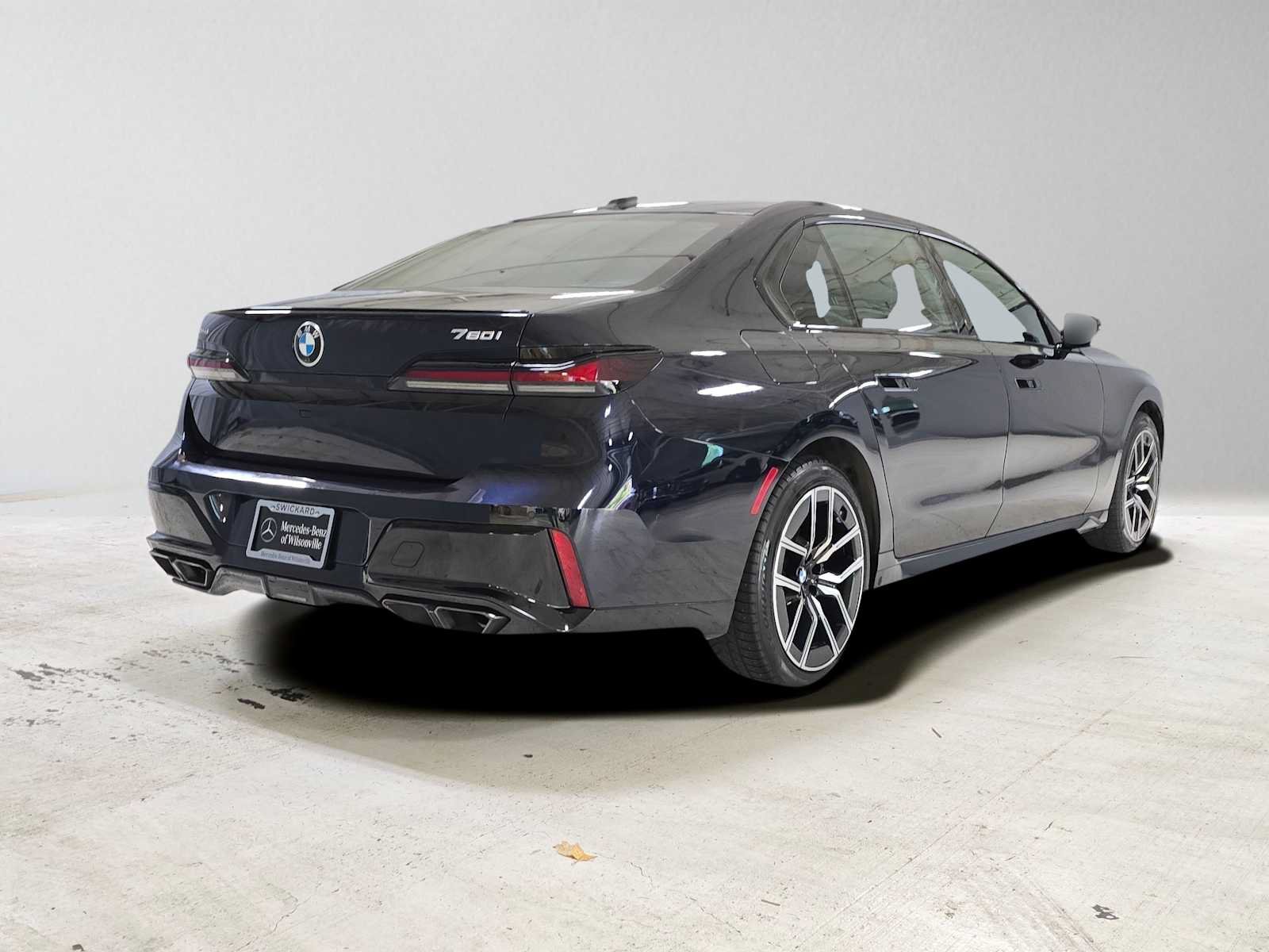 Used 2023 BMW 760i xDrive AWD/4WD image 3